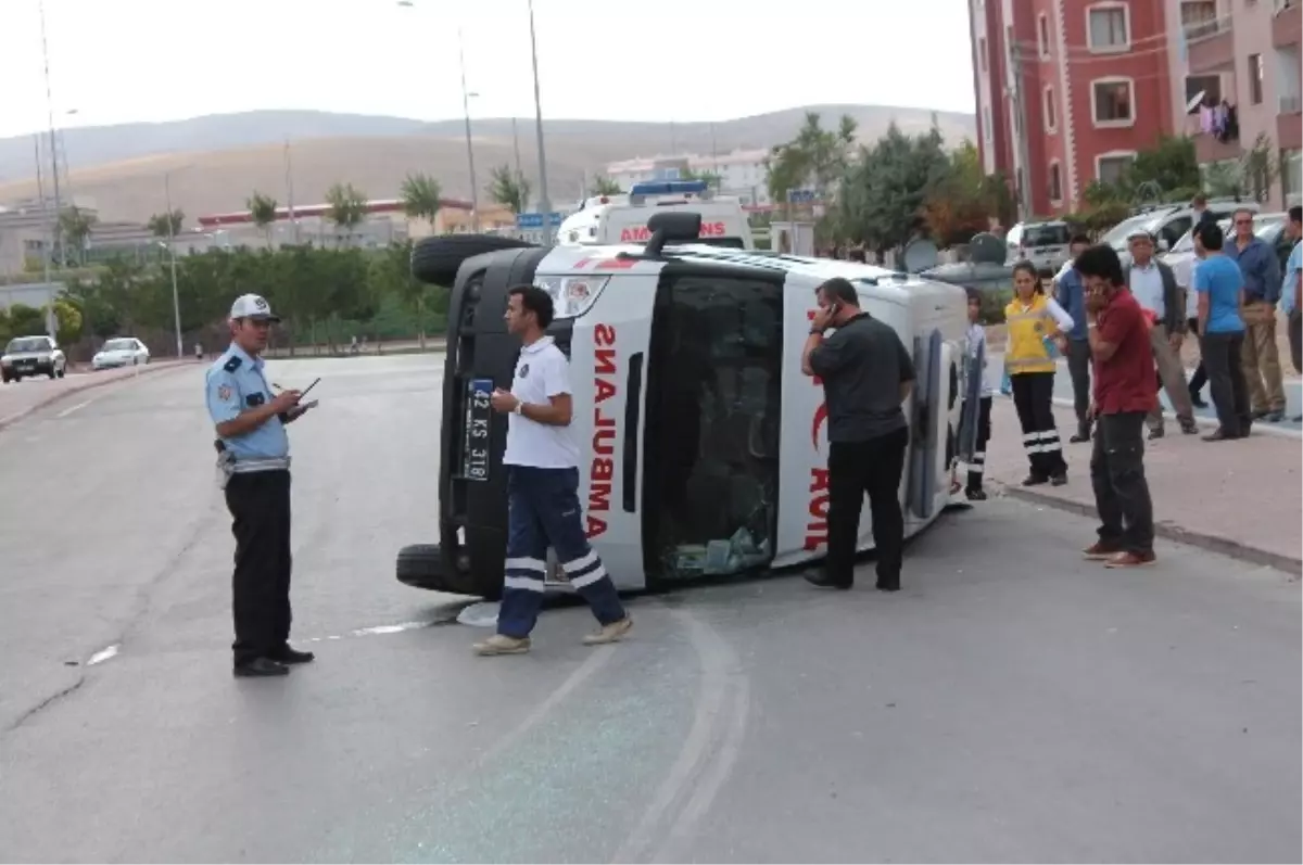 Konya\'da Ambulans Kaza Yaptı: 5 Yaralı