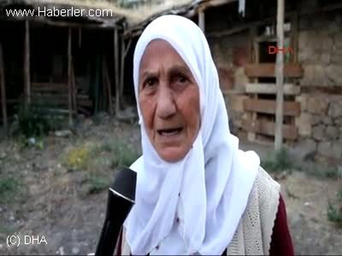Kurtuluş Savaşında Kaybettiği Atının Başını Saklıyor