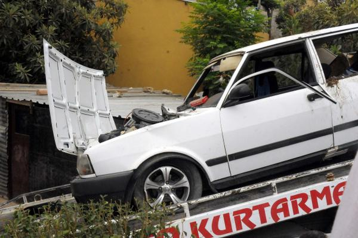 Mersin\'de 3 Çocuğa Çarpan Otomobil Apartmana Çarparak Durabildi