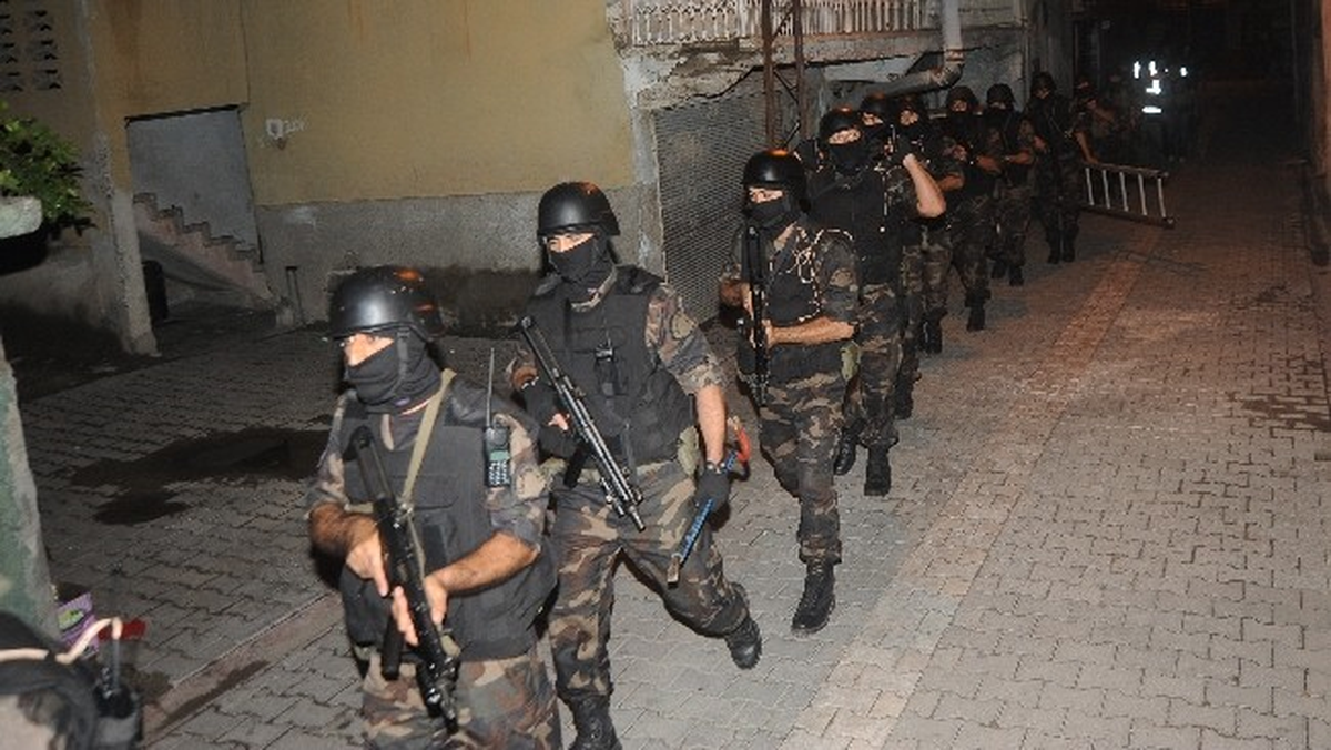 Öğrencileri Zehirleyen Uyuşturucu Tacirlerine Şafak Baskını