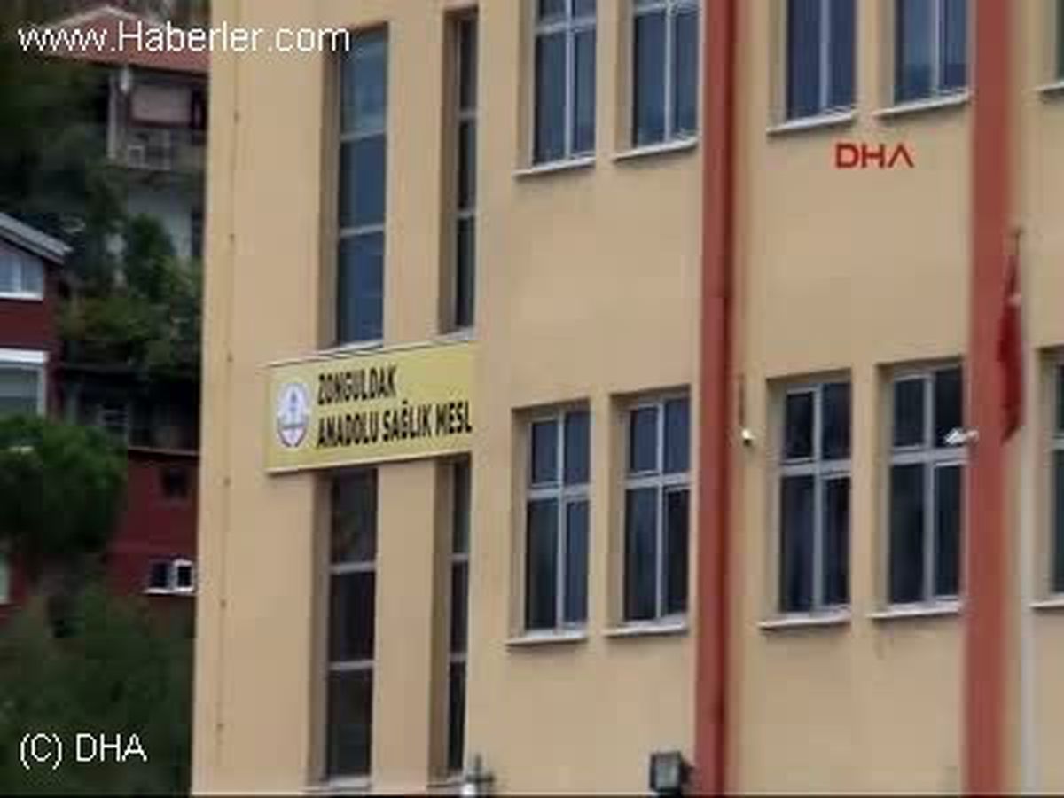 Okul Çevresinde Açık Kanalizasyon Çukuru