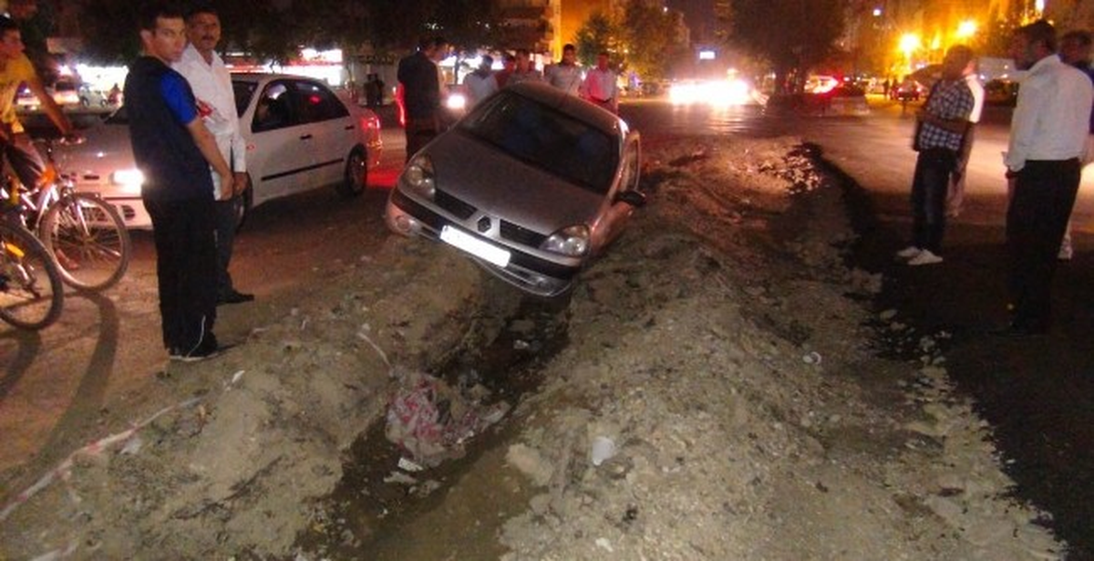 Otomobil Belediye Çukuruna Düştü