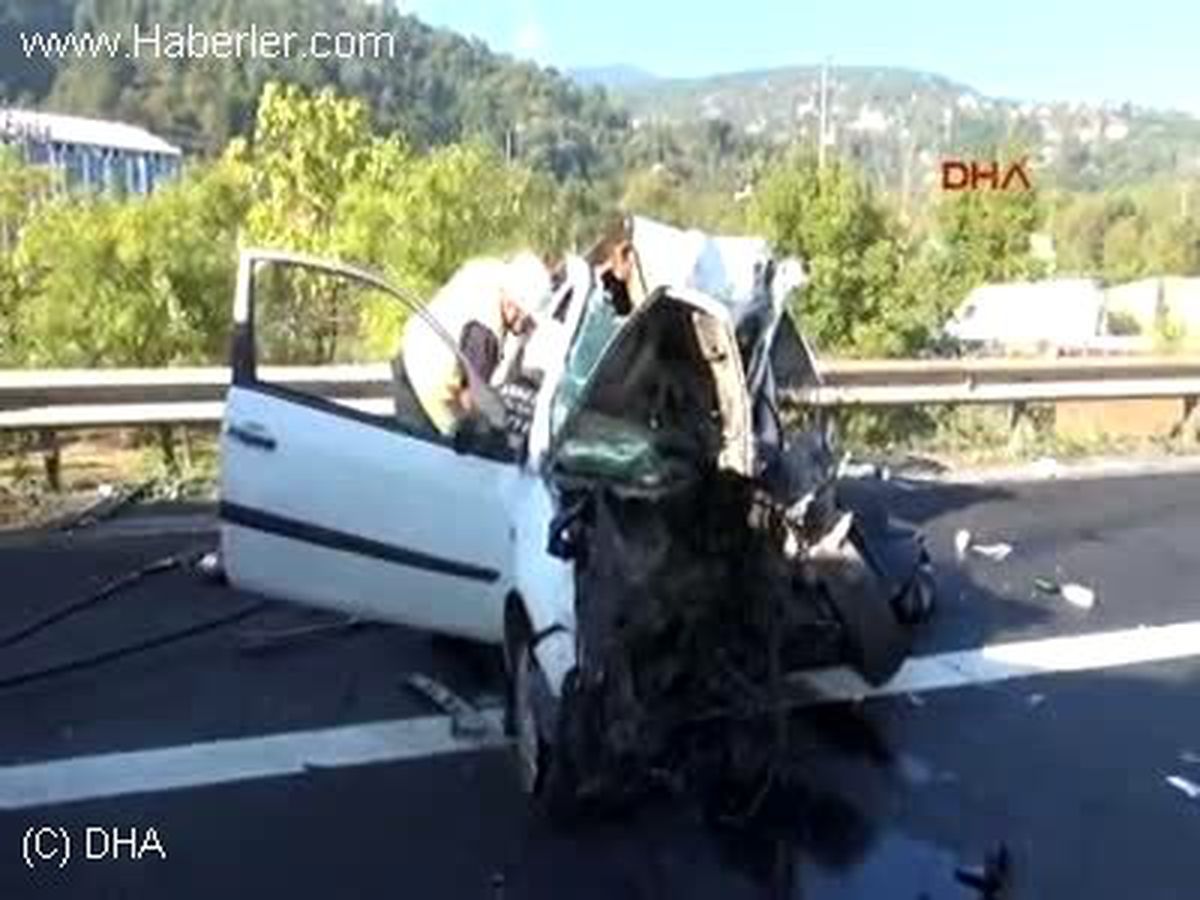 Sakarya Tem\'de Onarım Nedeniyle Bölünen Yolda Tırın Altına Giren Otomobil Sürücüsü Öldü
