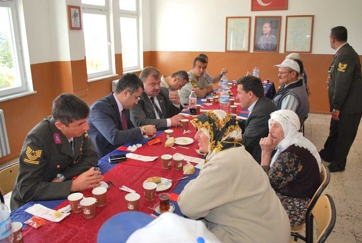 Şehit Aileleri ve Gaziler Onuruna Yemek Verildi