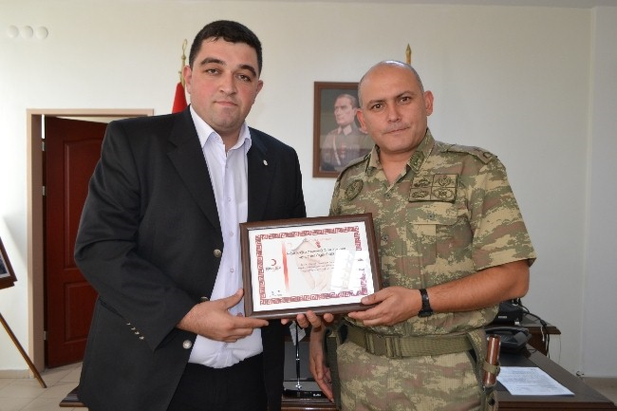 Tabur Komutanına Kızılay\'dan Plaket