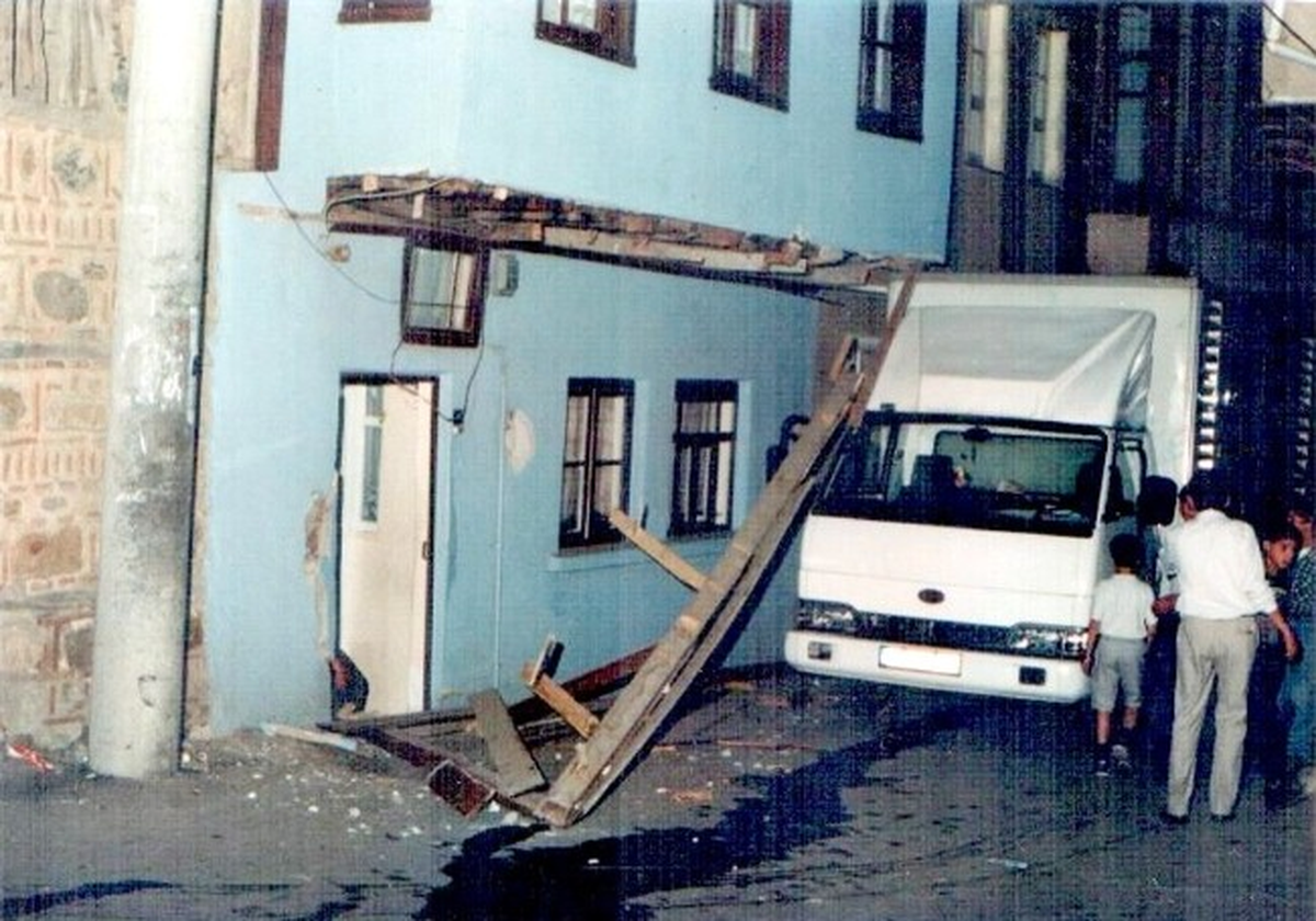 Tarihi Evlere Kamyon Darbesi