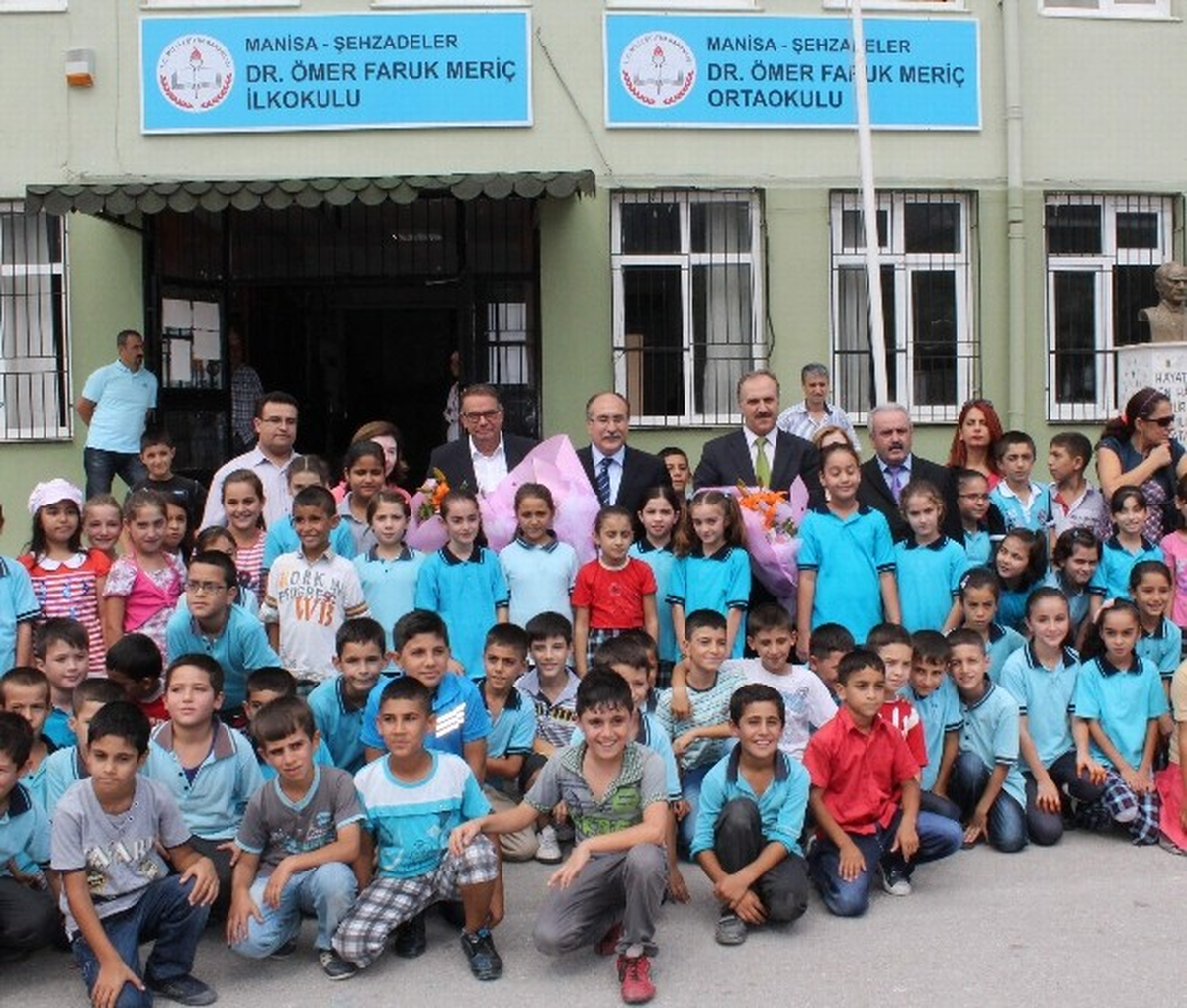 Tff Manisa\'daki Okullara Bilgisayar Hediye Etti