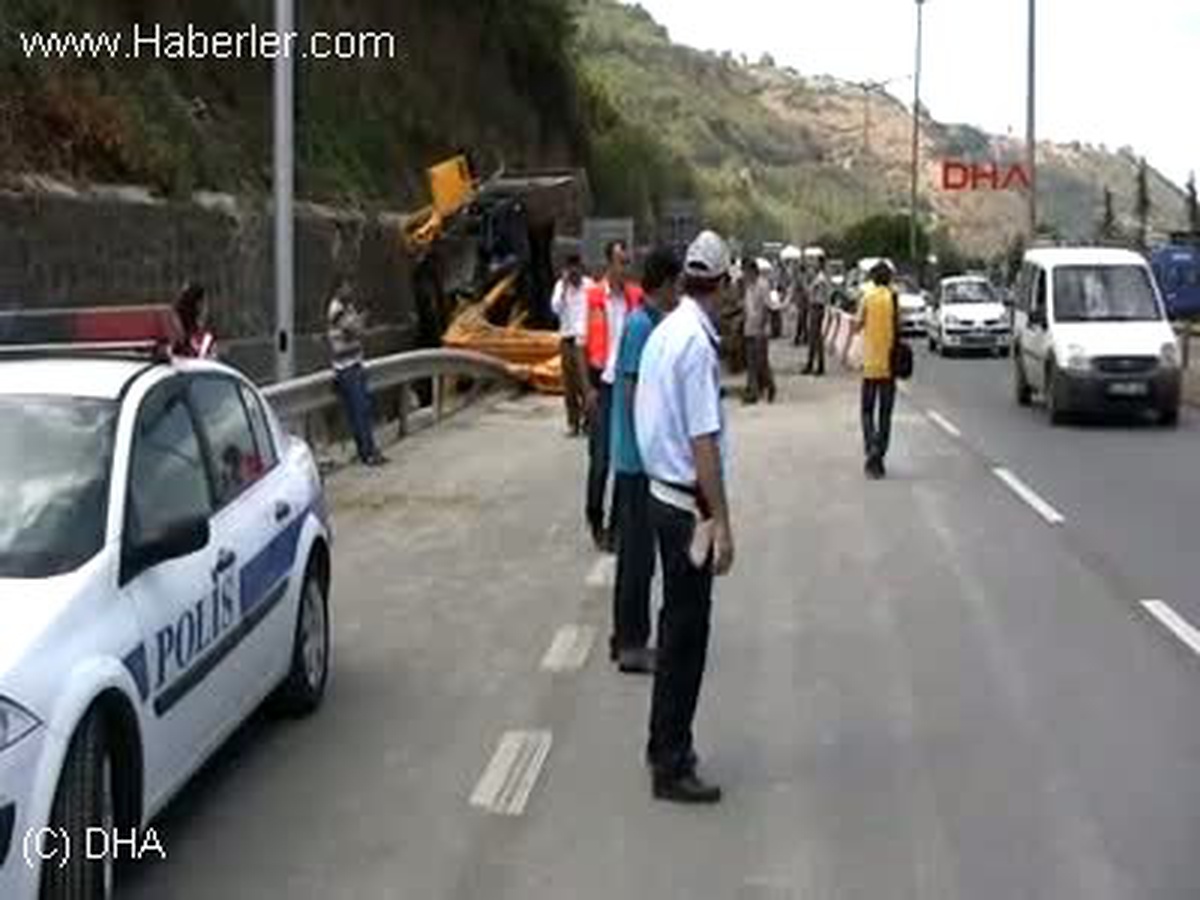 Trabzon\'da İş Makinesi Yola Düştü 1 Kişi Yaralandı