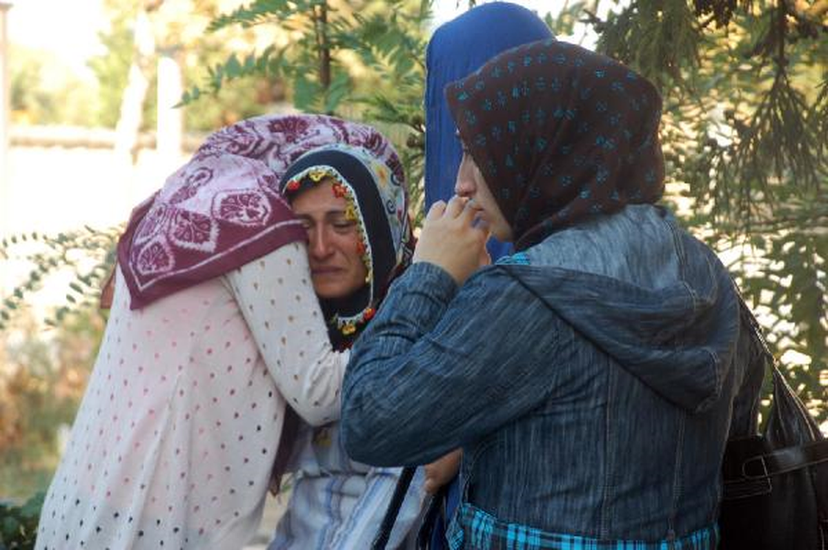 Tramvayın Altında Can Veren Minik Salih, Yalova\'da Gözyaşları Arasında Toprağa Verildi