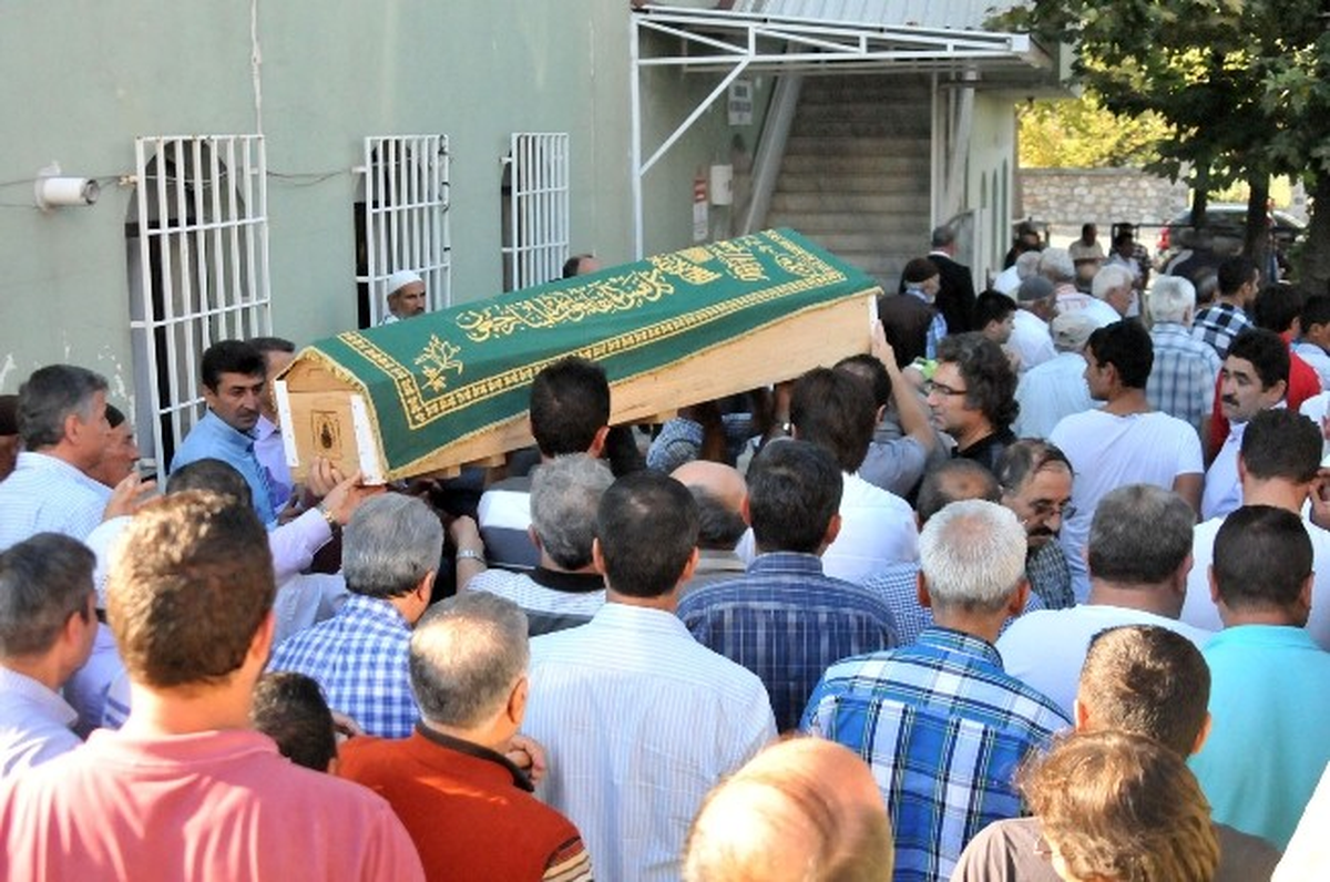 Tramvayın Altında Kalan Çocuk Toprağa Verildi