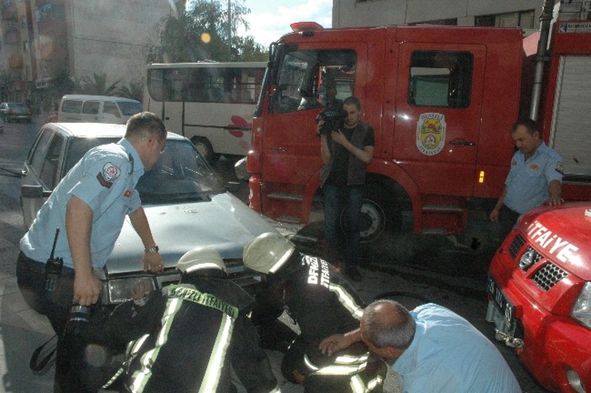 Yanan Aracı Polis Söndürdü