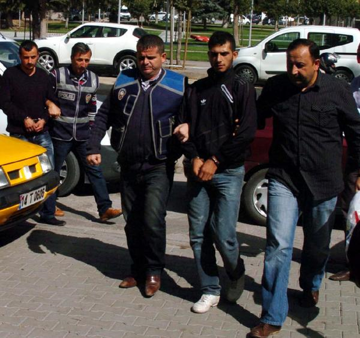 Yeni Evli Komşusunun Evini Soymaya Kalktı
