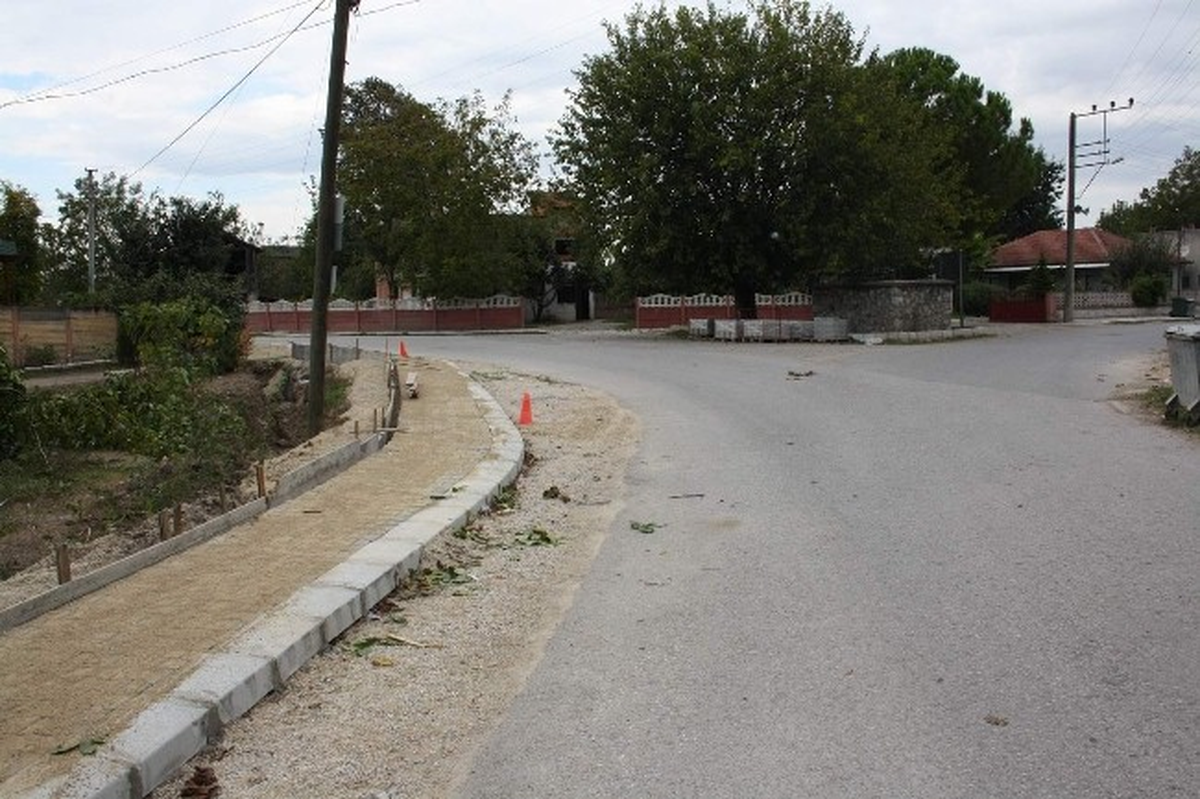 Arifiye\'de Yol ve Kaldırım Çalışmaları Devam Ediyor