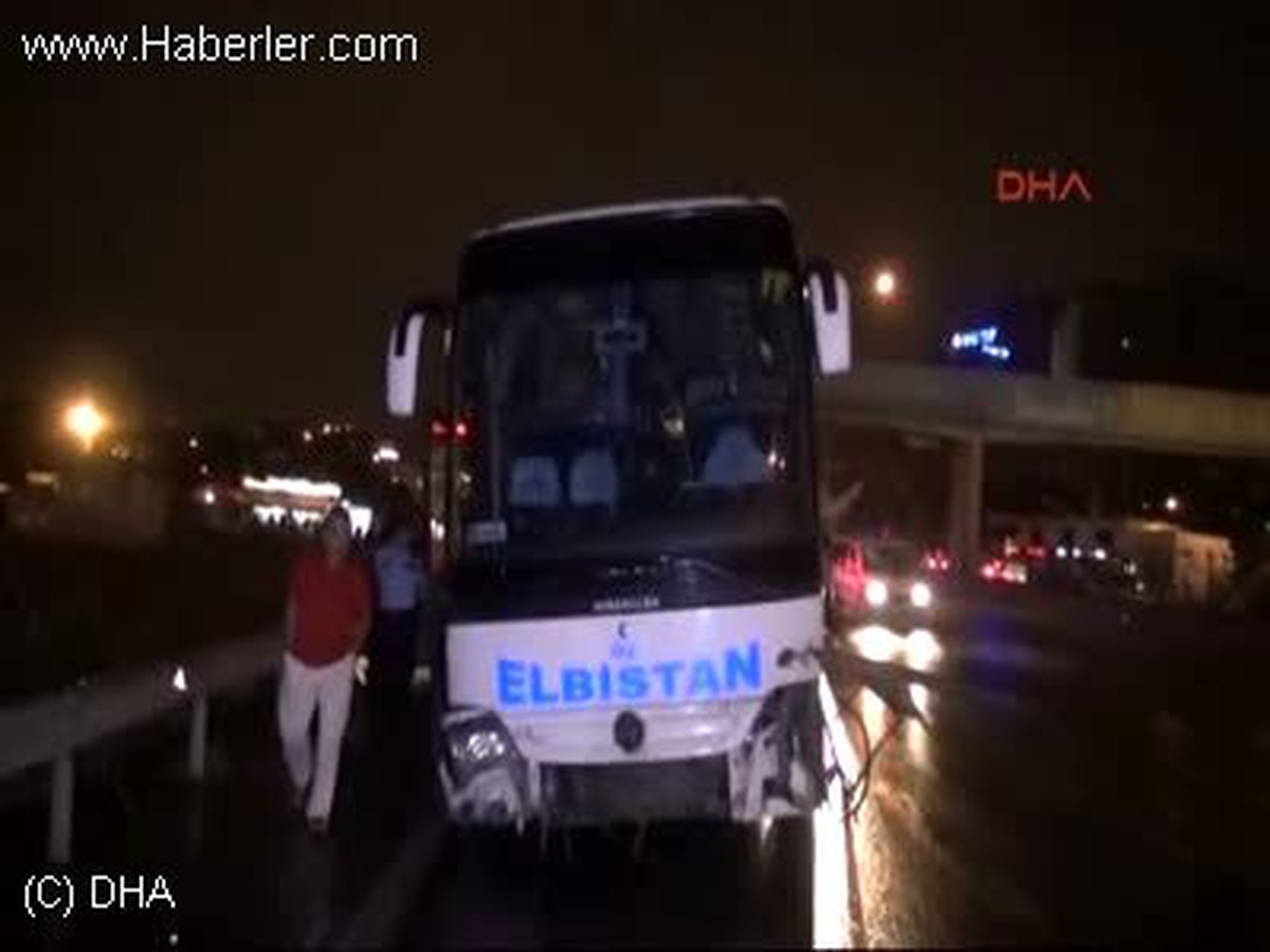 Yolcu Otobüsü, İETT Durağına Çarptı