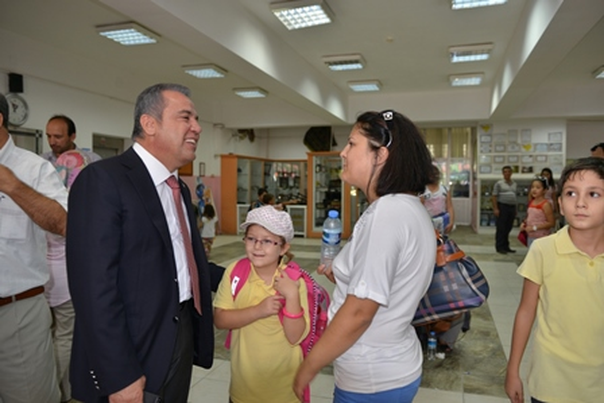 Başkan Böcek, Yeni Eğitim Öğretim Yılı Nedeniyle Okulları Ziyaret Etti