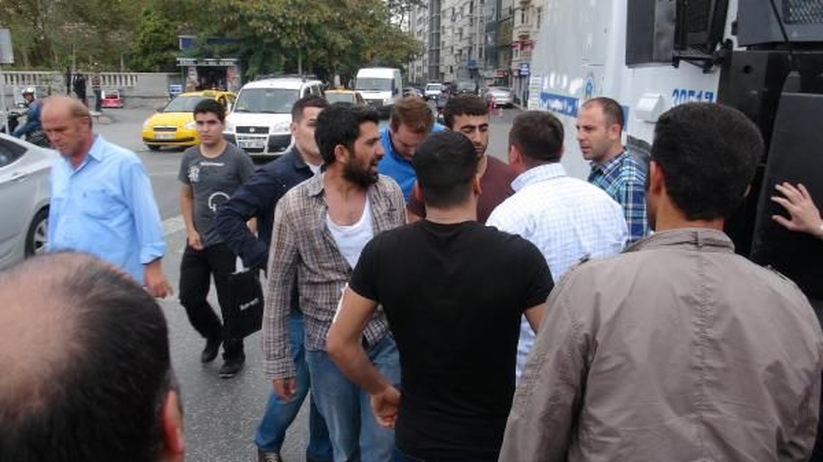Beyoğlu\'nda Seyyar Satıcılarla Zabıta Arasında Gerginlik