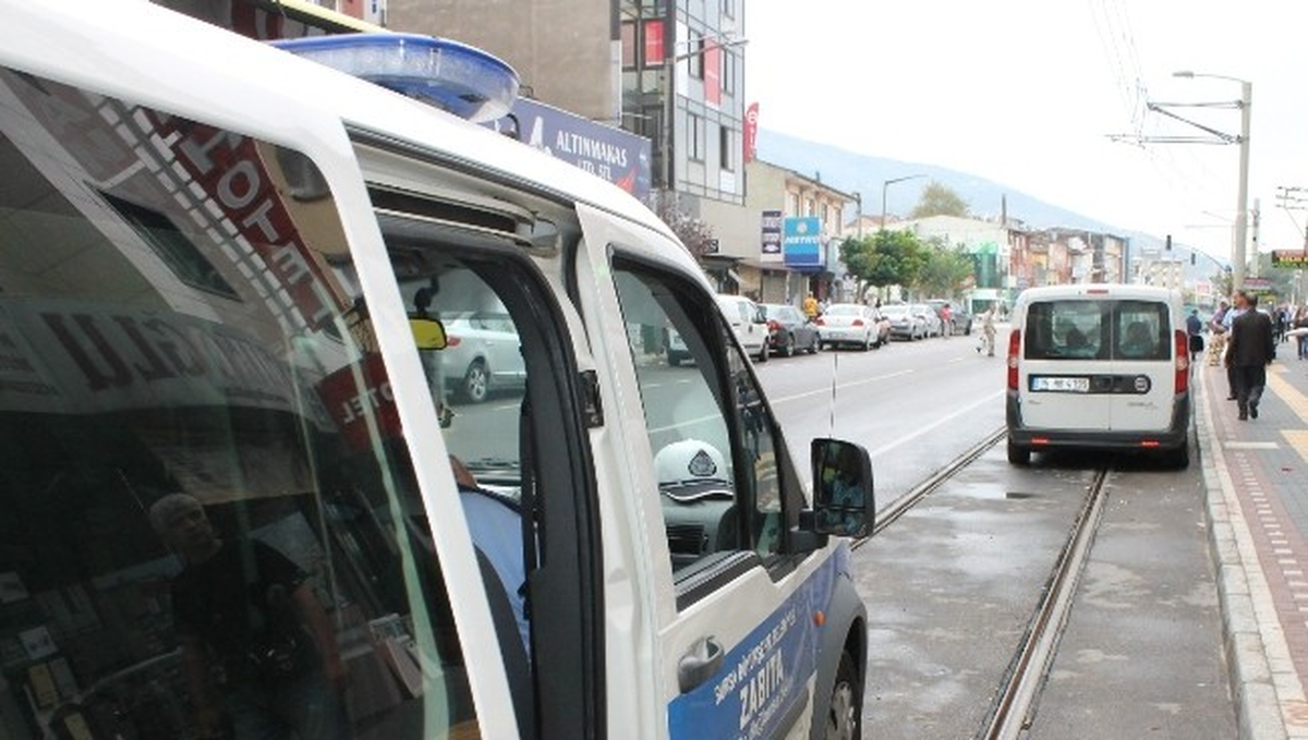 Bursa\'da Tramvay Yolunu İşgal Eden Araçlara Ceza Yağıyor