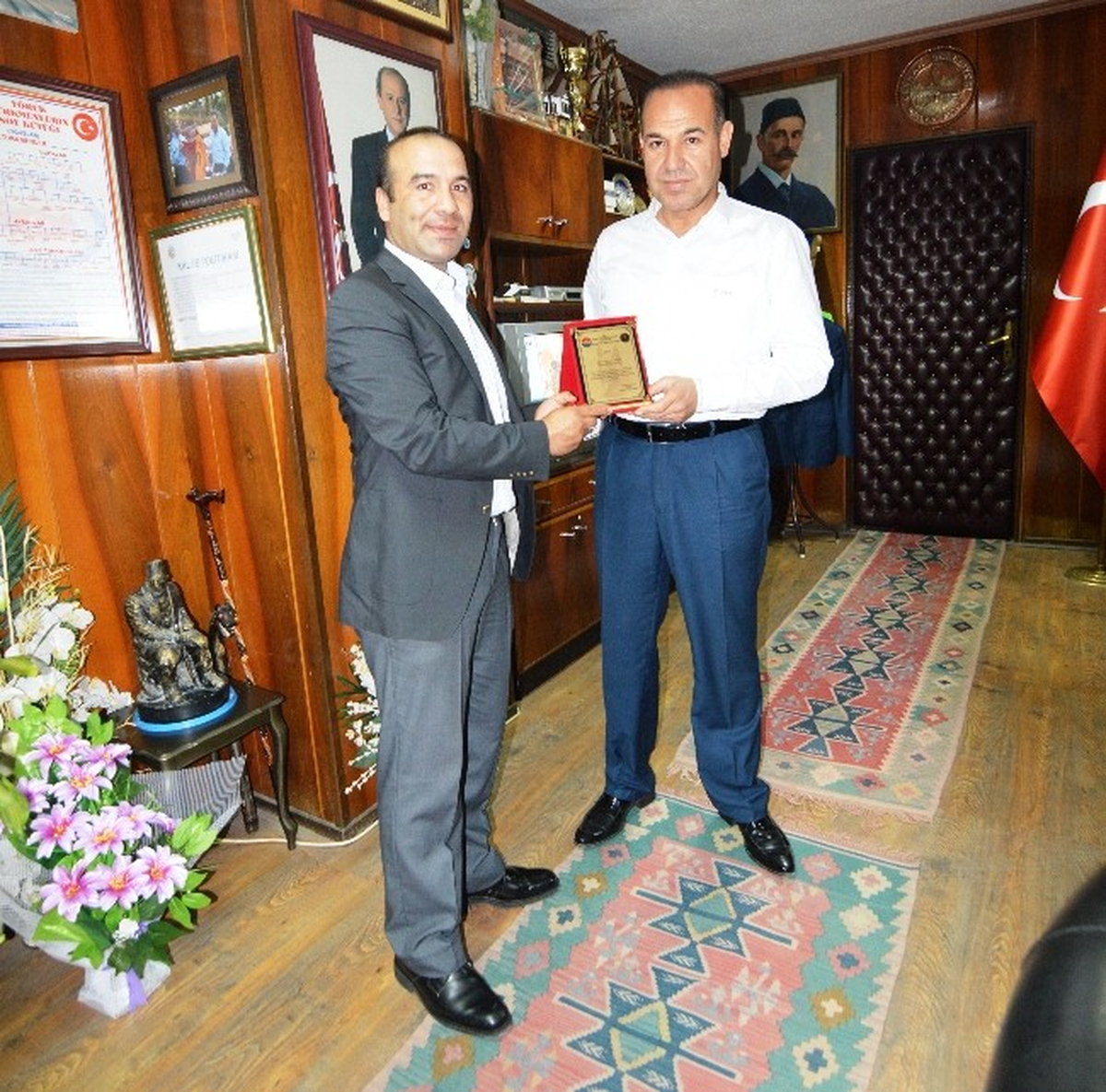 Ceyhan Afet Arama Kurtarma Derneği\'nden Başkan Sözlü\'ye Plaket