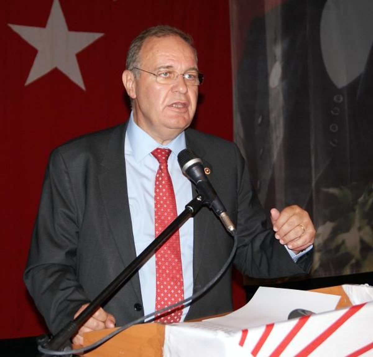 Faik Öztrak, Vatandaşları Döviz Kuruna Karşı Uyardı