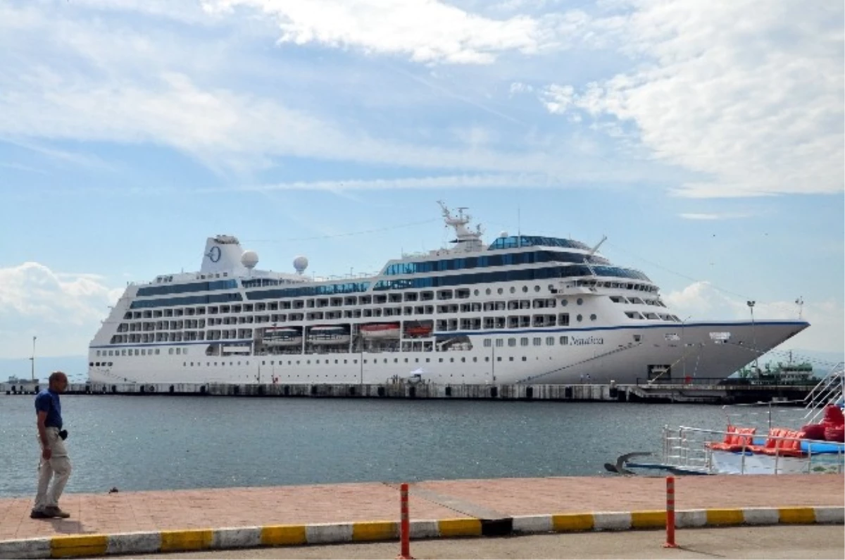 Dev Turist Gemisi Sinop Limanı\'nda