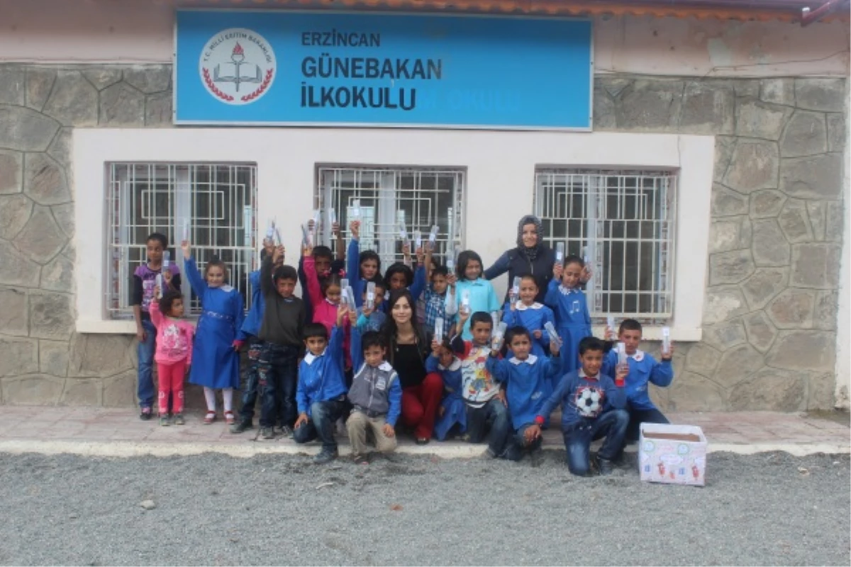 Erzincan\'da Yüzlerce Öğrenciye Kırtasiye Dağıtıldı