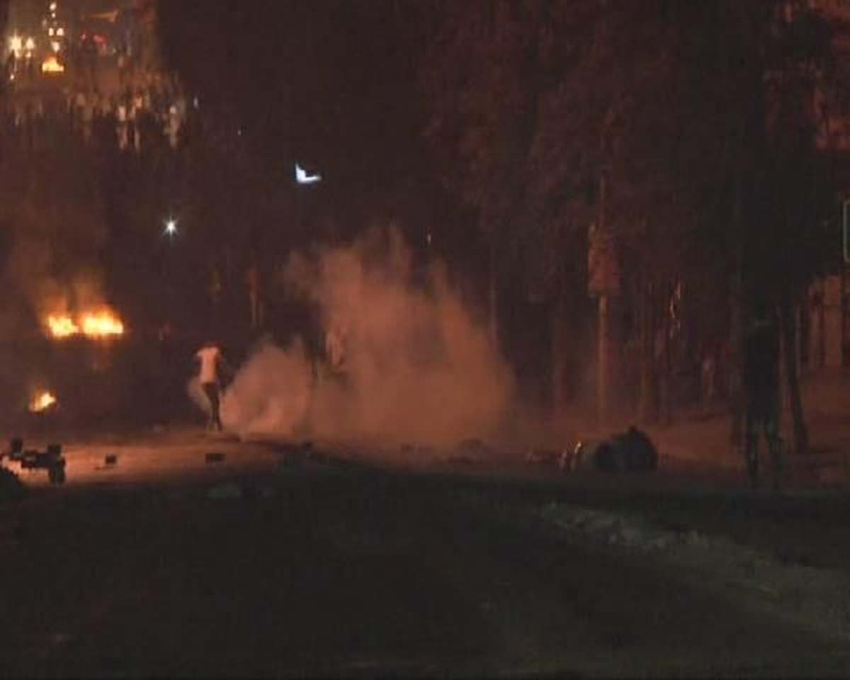 * Gazi Mahallesi İsmetpaşa Caddesi\'nde Toplanan Yüzleri Maskeli Grup, Yola Barikat Kurup Ateşe...