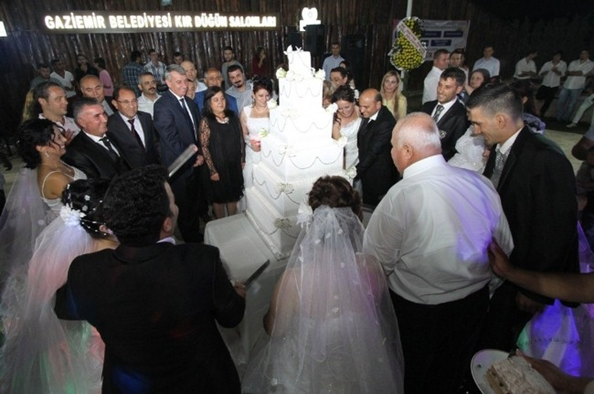 Gaziemir\'de Toplu Nikah Mutluluğu