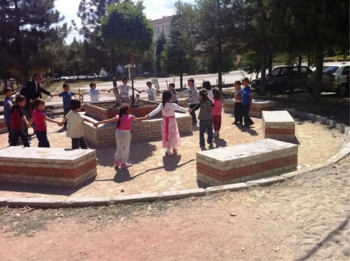 Hisarcık Atatürk İlkokulu Bahçesinde Örnek Açık Derslik Alanı