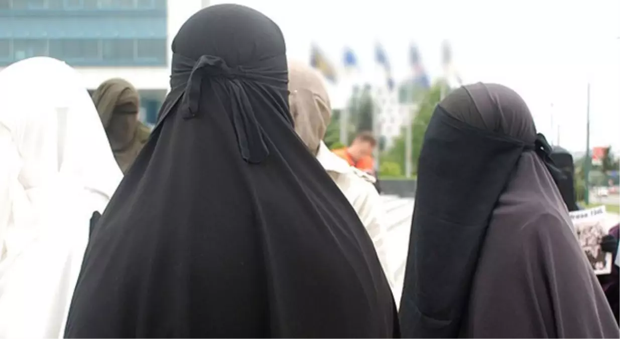 İngiltere\'de Peçe Tartışması