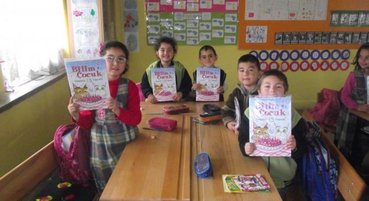 Kütahya\'da Öğrencilere \'Bilim Çocuk\' Dergisi