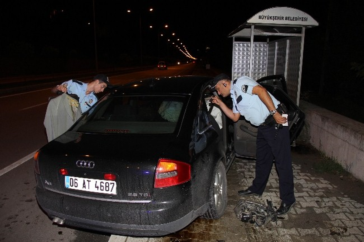 Otomobil Otobüs Durağına Çarptı: 1 Yaralı