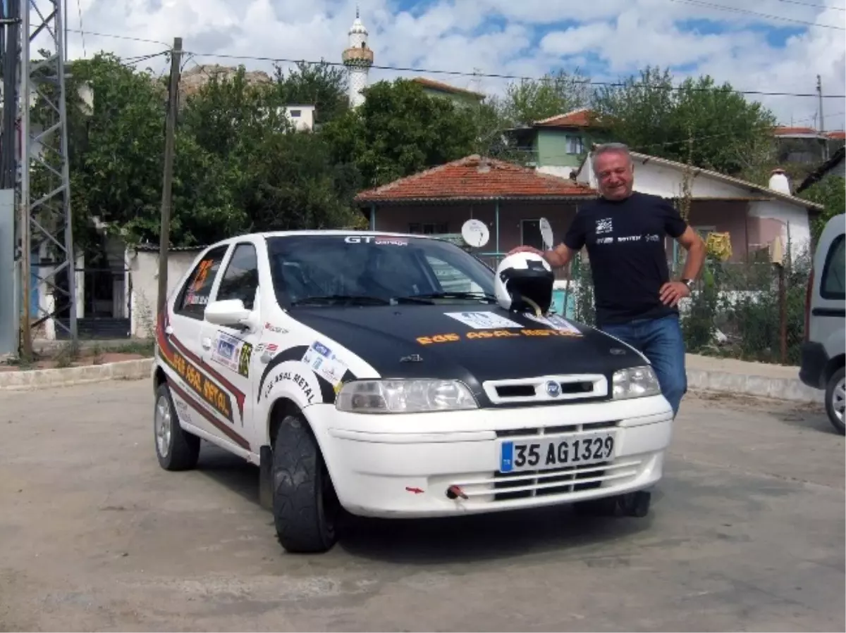 Otomobil Tutkunları Karşıyaka\'da Gaza Basıyor