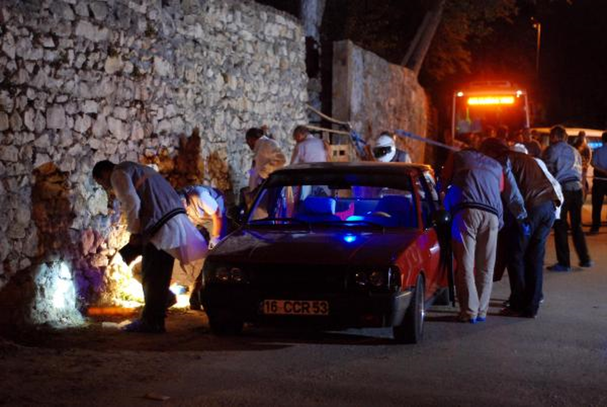 Polise Ateş Etmek İsterken Vurulan Gencin Bulunduğu Otomobilden Cephanelik Çıktı