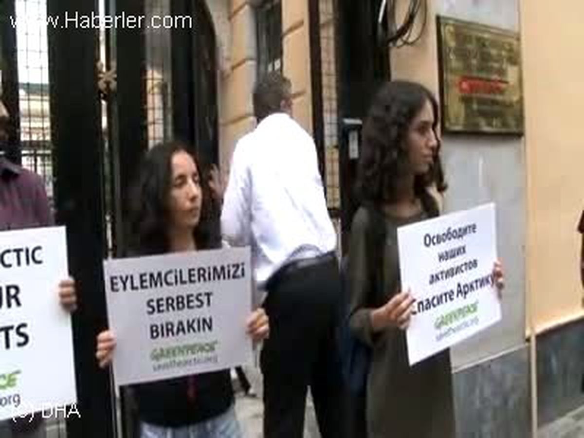 Rusya Başkonsolosluğu Önünde Greenpeace Protestosu