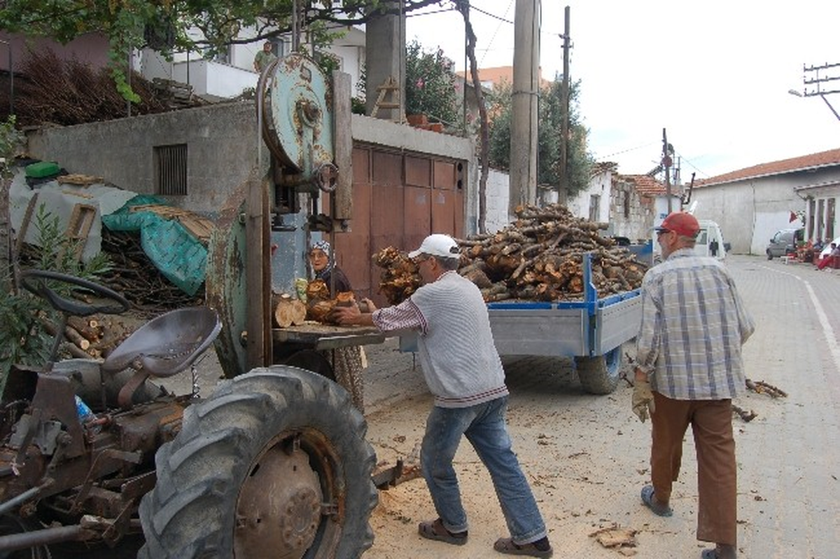 Seyyar Bıçkıyla Gezip Ekmeğini Odun Keserek Kazanıyor
