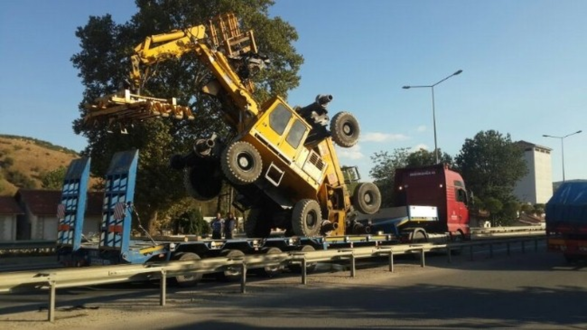 Tır\'ın Çarptığı Üst Geçit Kullanılamaz Hale Geldi