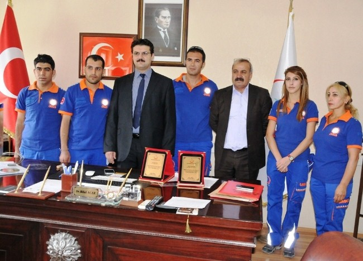 Umke\'den İl Sağlık Müdürü Acar\'a Sürpriz Plaket