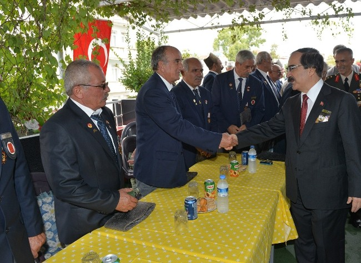 Vali Coş\'tan Gaziler Derneğine Ziyaret