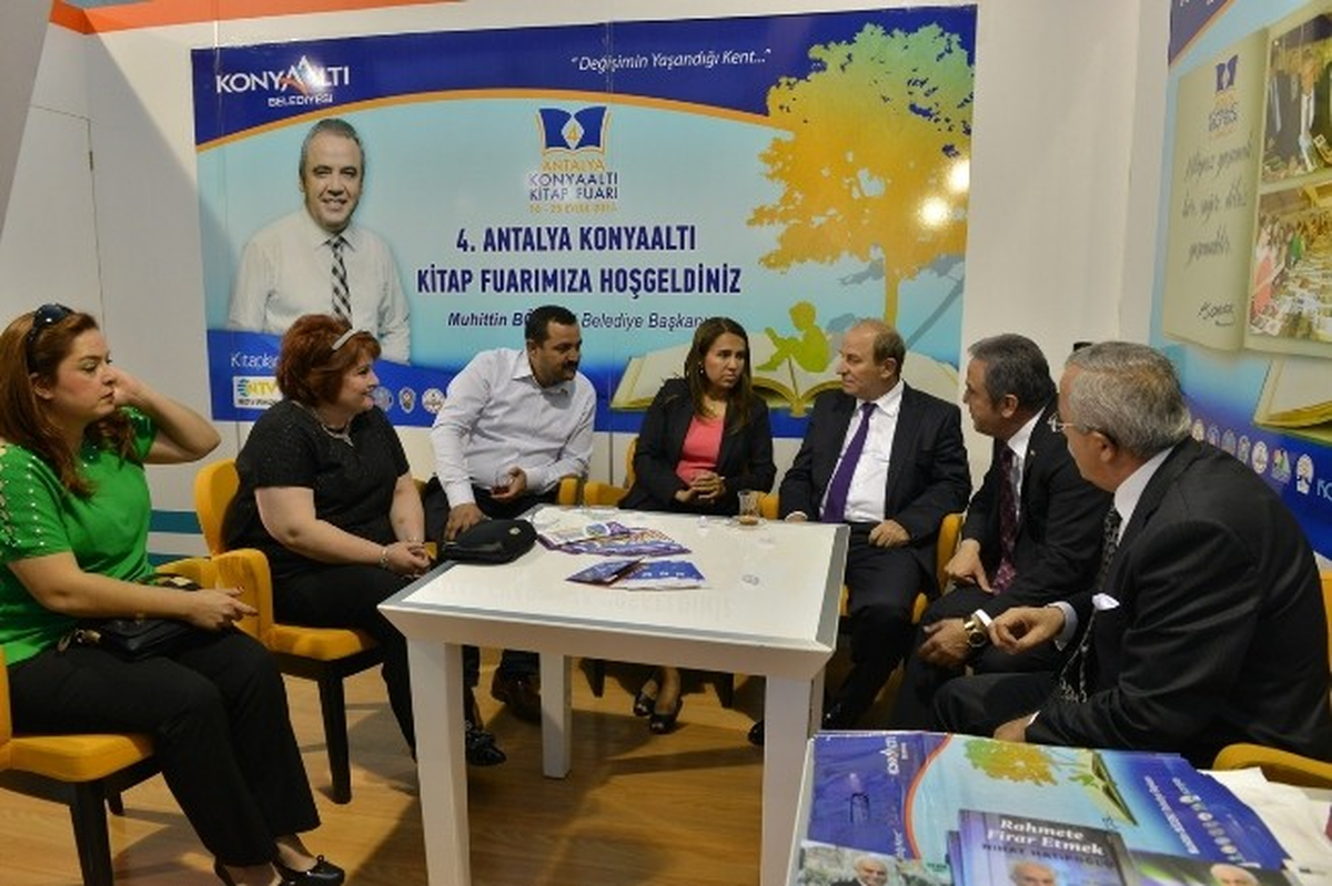 Vali Öztürk, Konyaaltı Kitap Fuarı\'nı Ziyaret Etti