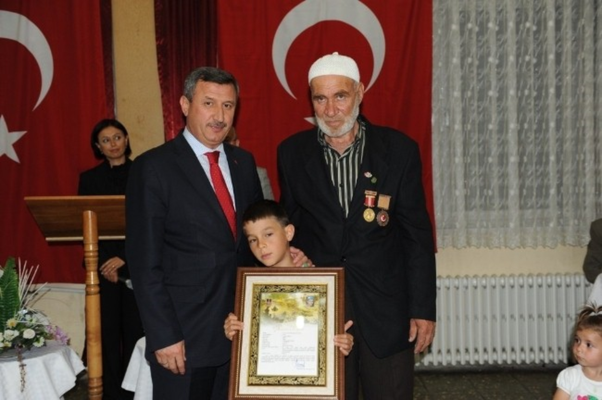 Vali Yılmaz\'dan Şehit Babasına \'Şehadet Belgesi\' Takdimi