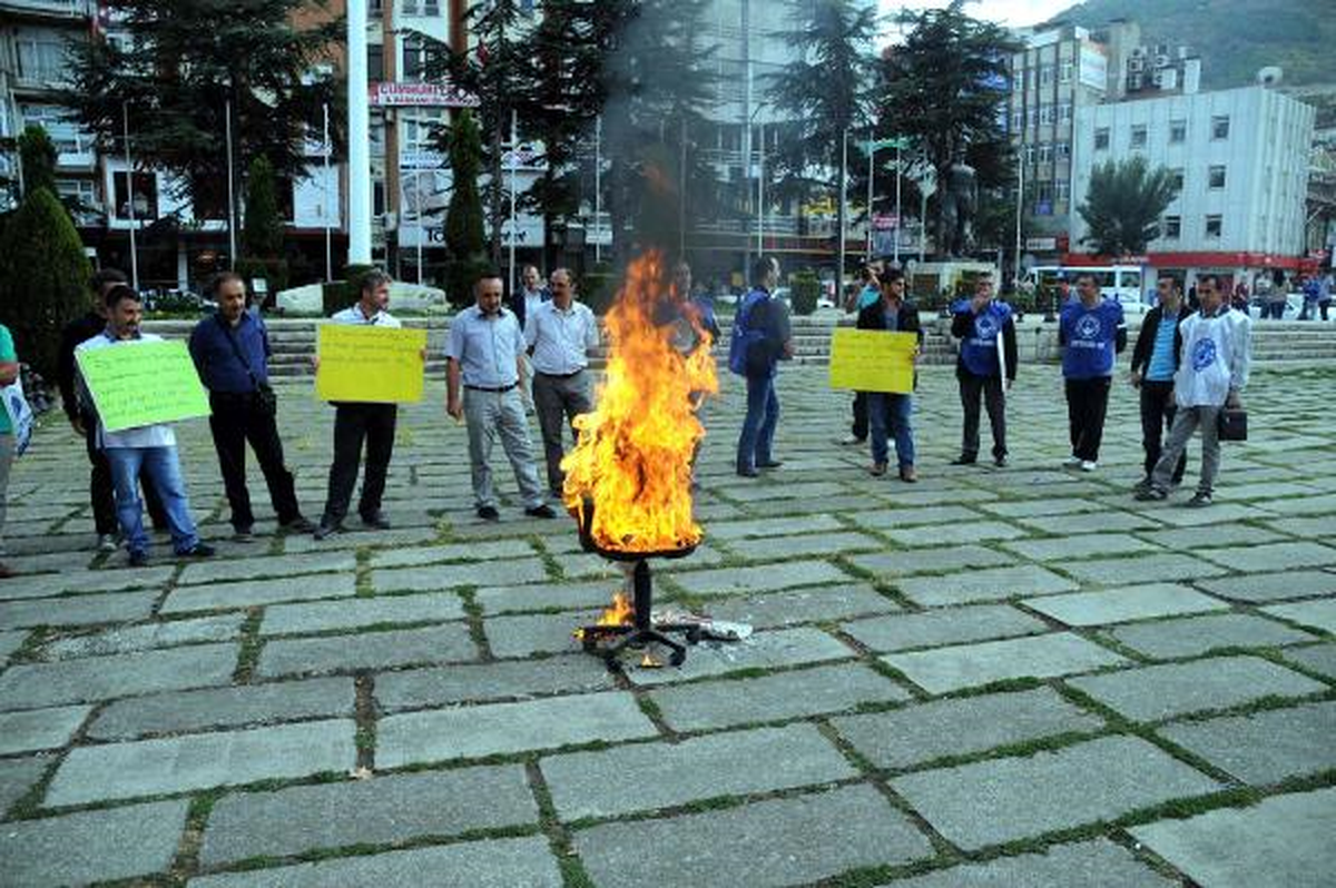 \'Yandaş Müdür Koltuğu\' Yakan Sendika Üyelerine 88\'er Lira Para Cezası