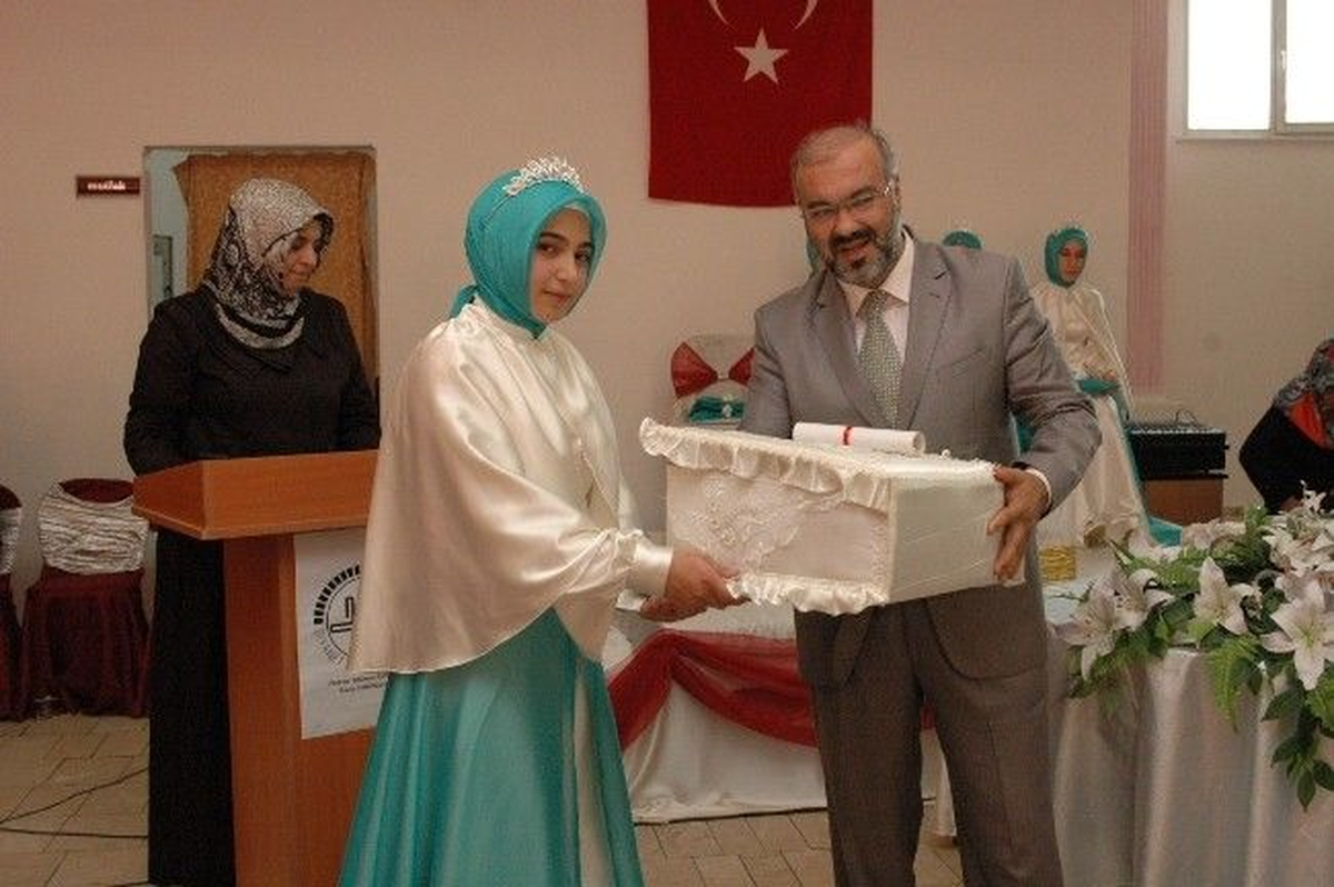 Yenişehir\'de Hafızlık Eğitimini Tamamlayan 4 Kız Öğrenci Taç Giydi