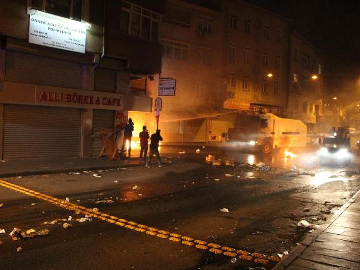 Beyoğlu\'nda Eylem Yapan Gruba Polis Müdahalesi