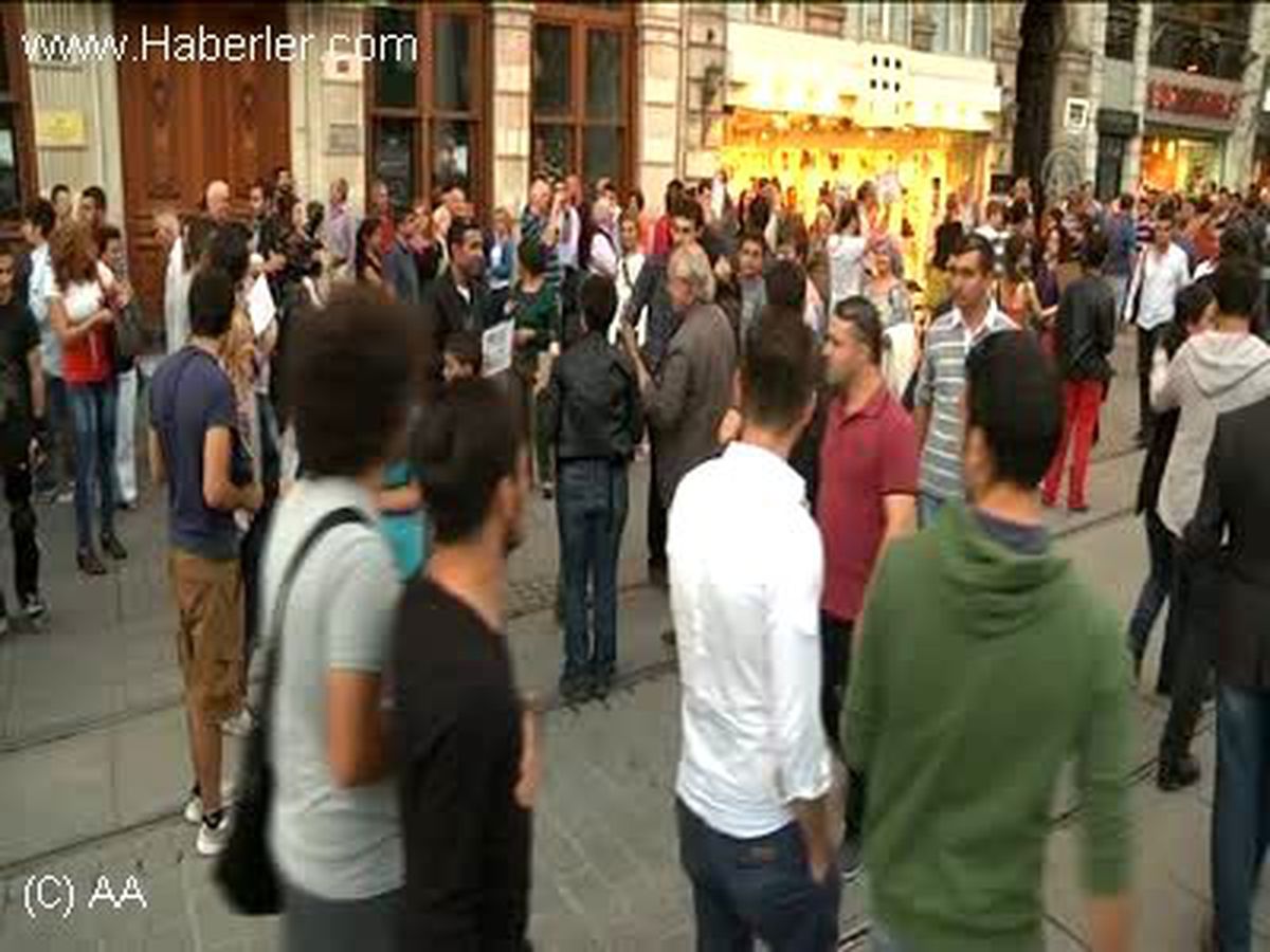 Beyoğlu\'nda "free hugs" etkinliği İSTANBUL
