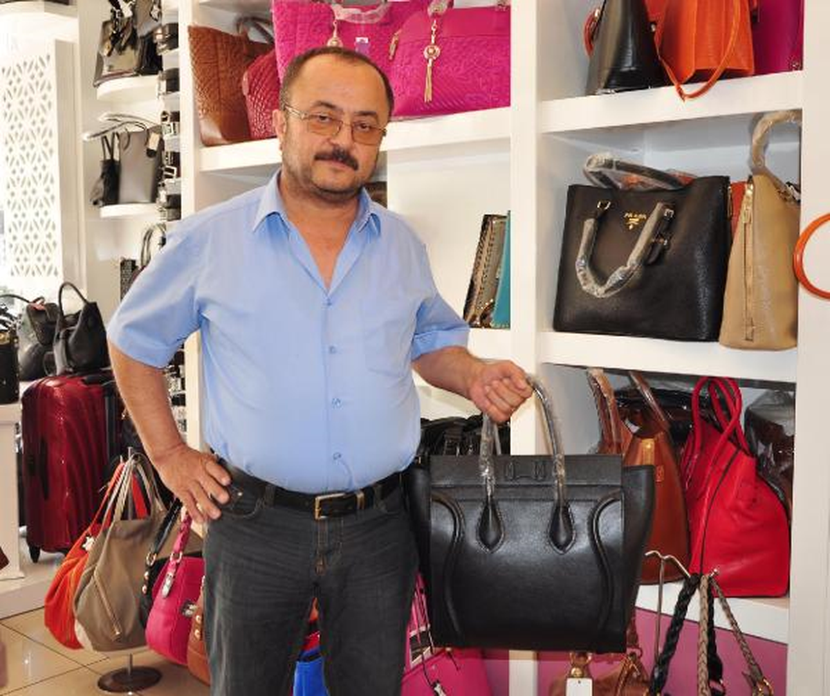 Çanta Çalan Kadın Turist Kameraya Yakalandı
