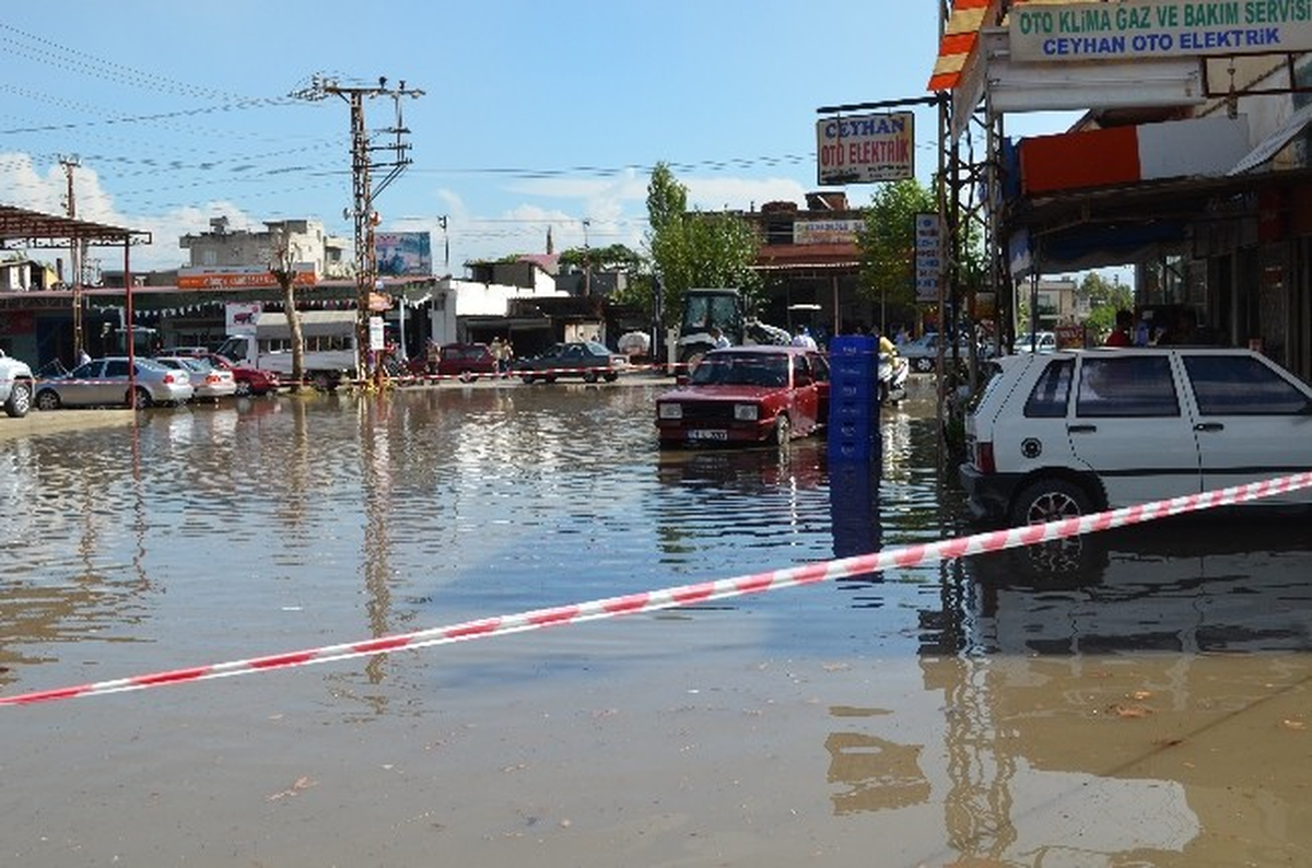 Ceyhan\'da Sağanak Yağmur Hayatı Olumsuz Etkiledi