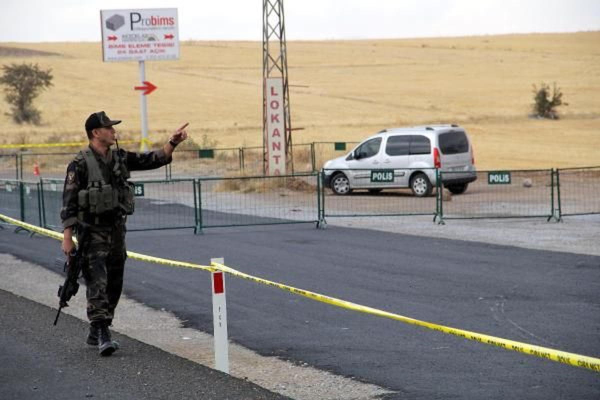 Durdurulan Araçta Bulunan Metal Parça İnceleniyor
