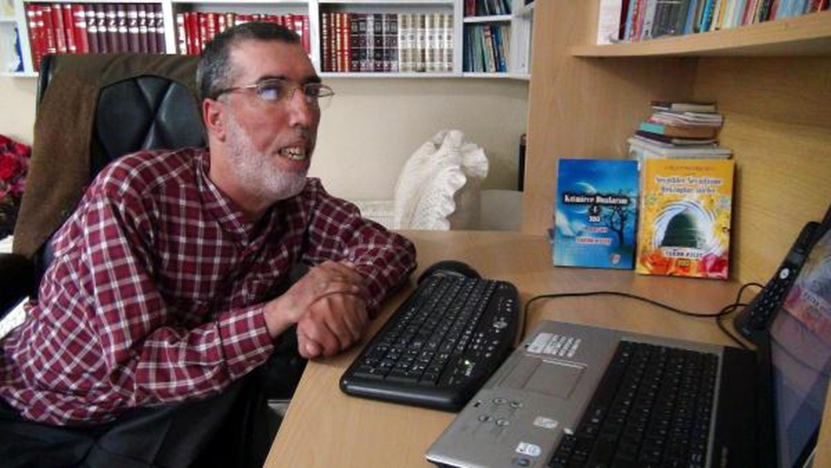 Engellerini Aştı,Tek Eliyle İki Kitap Yazdı