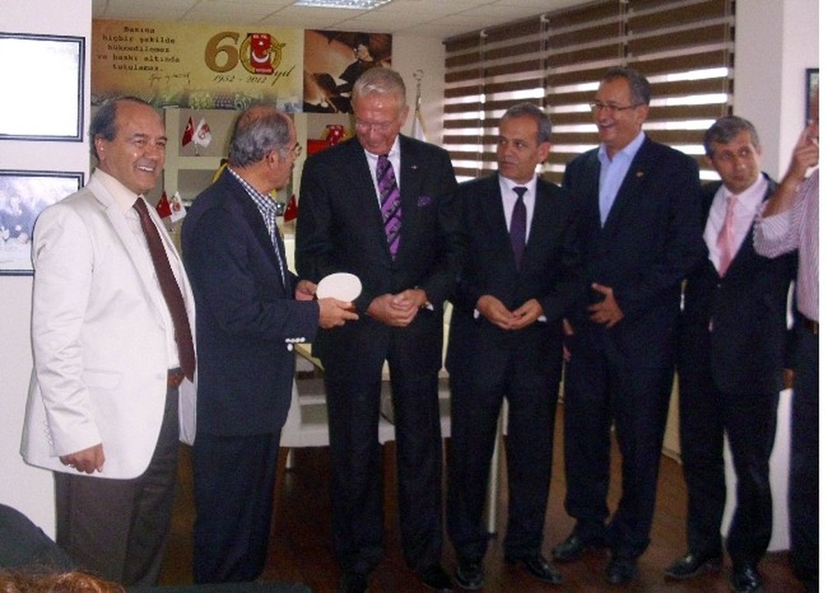 Eskişehir Gazeteciler Cemiyeti\'nden Uğur Dündar\'a Ödül