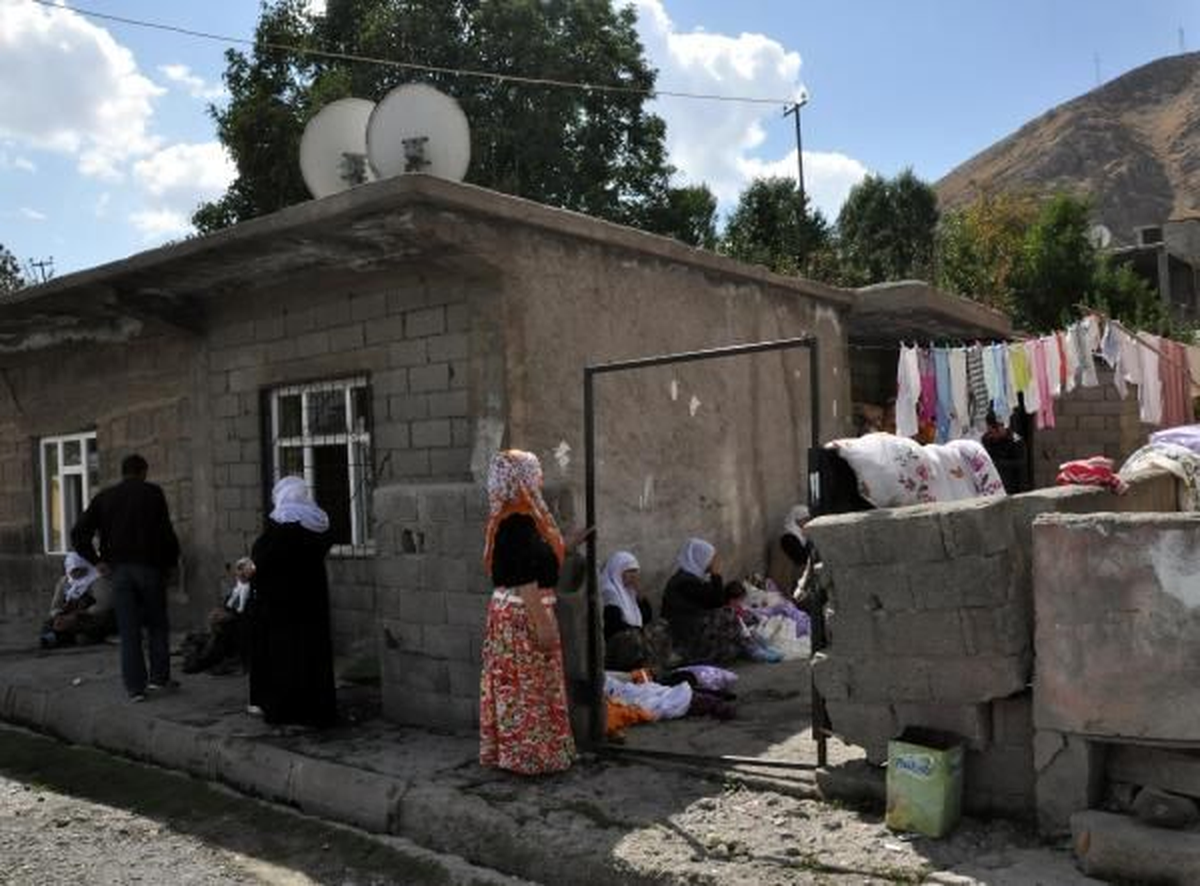 Bitlis\'te, Esrarengiz Evde Eşyalar Kendiliğinden Yanıyor